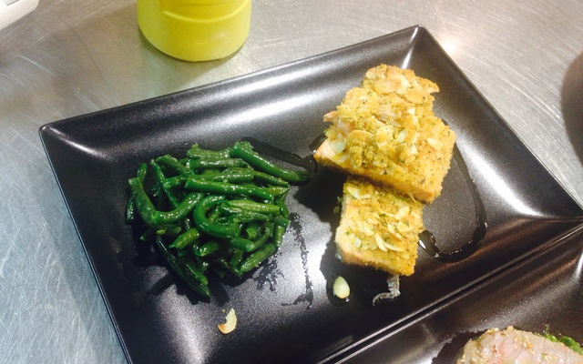 Salmone in crosta di mandorle e fagiolini
