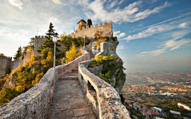 A pochi passi dai castelli.